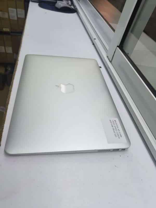 Apple MacBook Air Core i5 /256gb Ssd / 4gb /13.3” Screen/ Mid 2013 Model