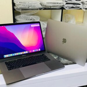 Apple Macbook pro 15 core i7/16gb/512gb ssd/2018 model