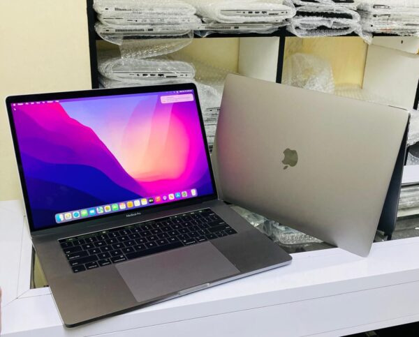 Apple Macbook pro 15 core i7/16gb/512gb ssd/2018 model