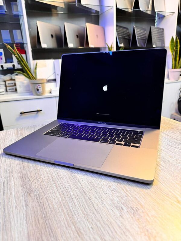 Apple Macbook Pro 16 Core i9/2tb Ssd/32gb Ram/2018 Model/4gb Radeon Graphics