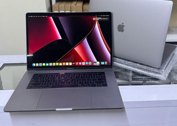 Apple Macbook pro 15  2019 core i9/1tb ssd/64gb