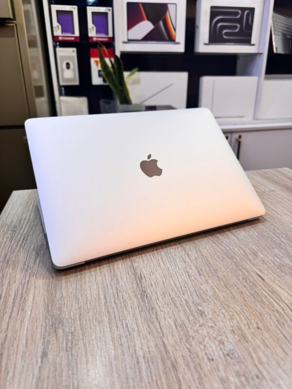 Apple Macbook Air Retina 13" 2020 Model core i5/512gb ssd/8gb