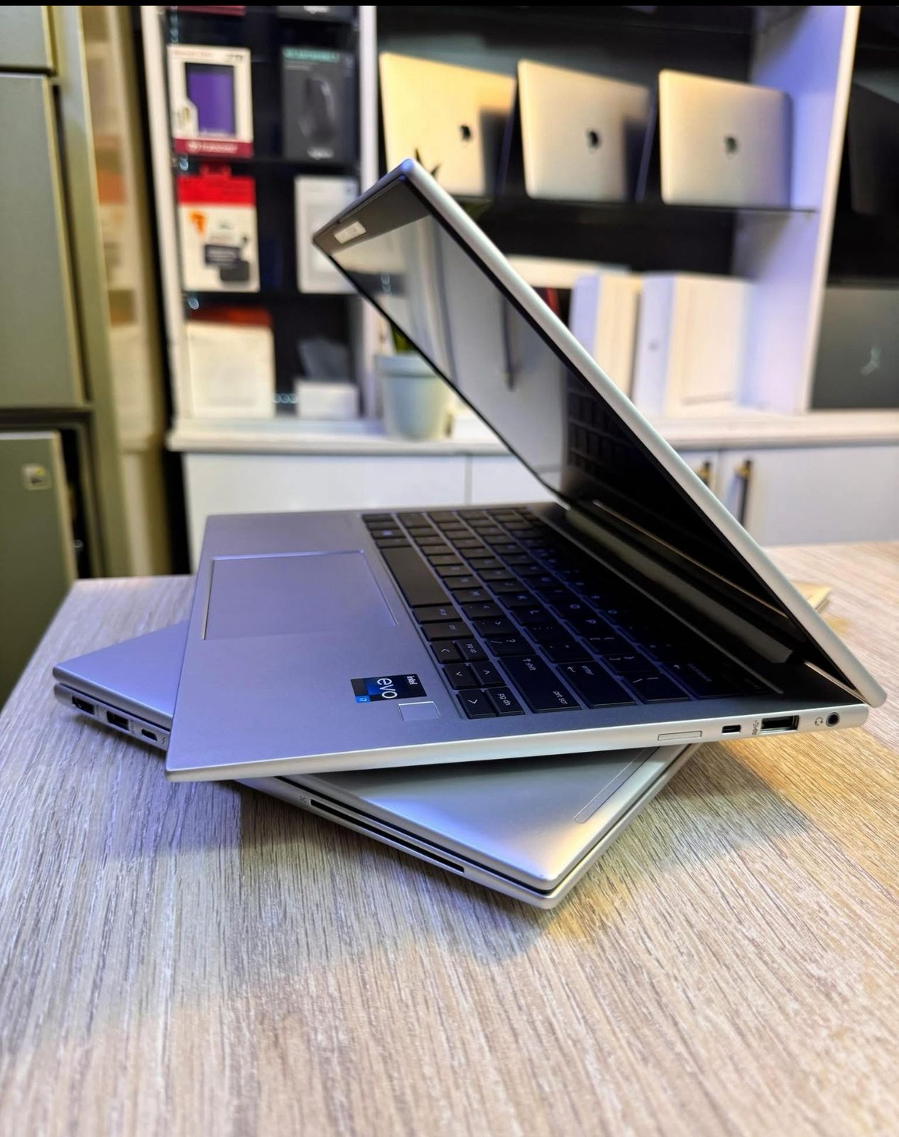 Hp Elitebook 830 G10 core i7/1tb ssd/16gb/13th gen