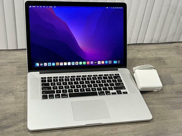 Apple Macbook pro 15 core i7/256gb ssd/16gb/2015 Model